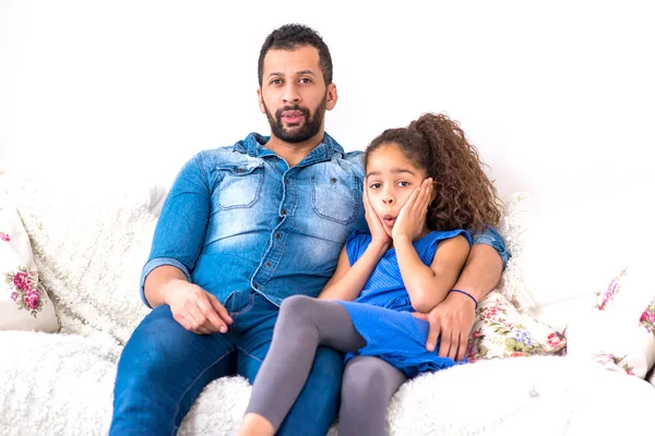 Zwarte vader en zijn dochter aanbrengen op een bank — Stockfoto