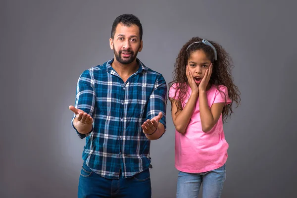 Jonge zwarte vader met zijn dochter — Stockfoto