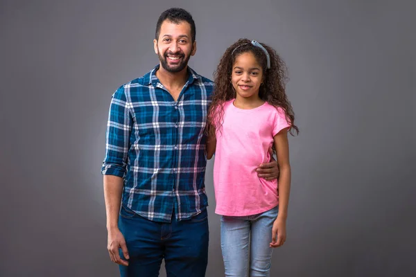 Jonge zwarte vader met zijn dochter — Stockfoto