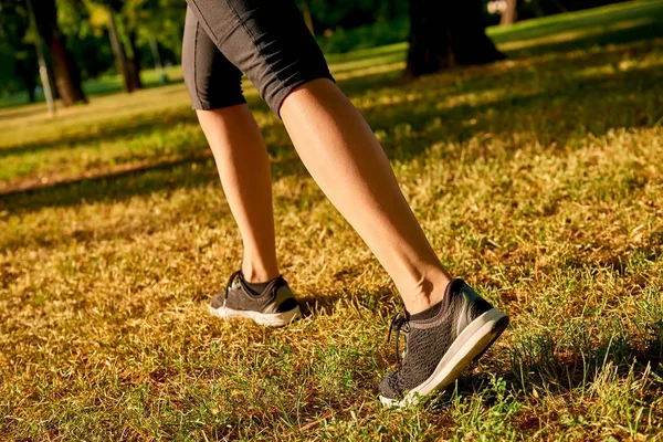 Τα πόδια του μια γυναίκα που τρέχει — Φωτογραφία Αρχείου