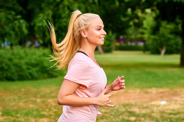 Porträt einer jungen Frau beim Laufen — Stockfoto