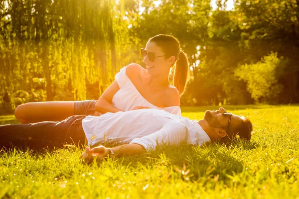 Jovem casal agradável no parque — Fotografia de Stock