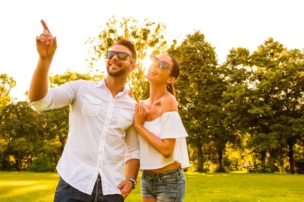 Jovem casal agradável no parque — Fotografia de Stock