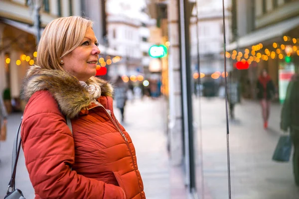 Bonita mujer en la ventana de una tienda — Foto de Stock