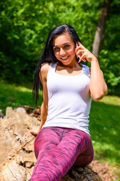 Beautiful young sporty girl in a park — Stock Photo, Image