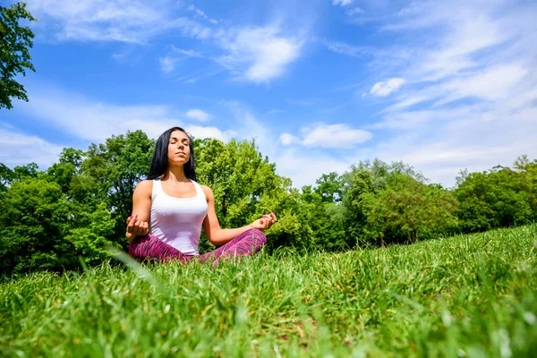 Bella giovane ragazza sportiva in un parco — Foto Stock