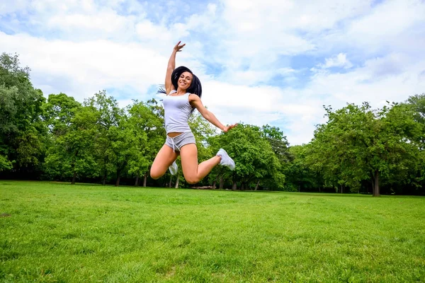 Vacker ung sportig flicka i en park — Stockfoto