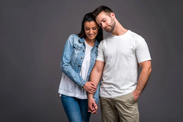 Mooi jong koppel in de studio — Stockfoto