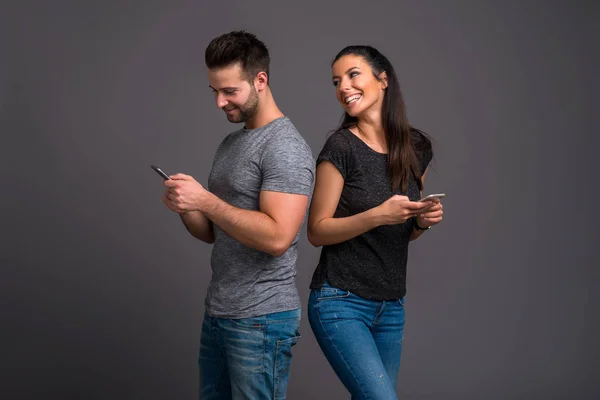 Bonita pareja joven en el estudio —  Fotos de Stock