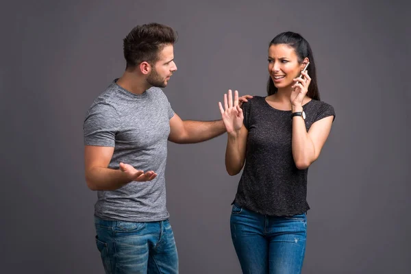 Mooi jong koppel in de studio — Stockfoto