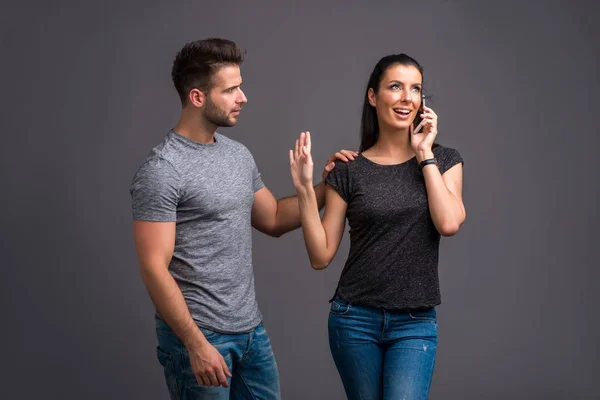 Mooi jong koppel in de studio — Stockfoto