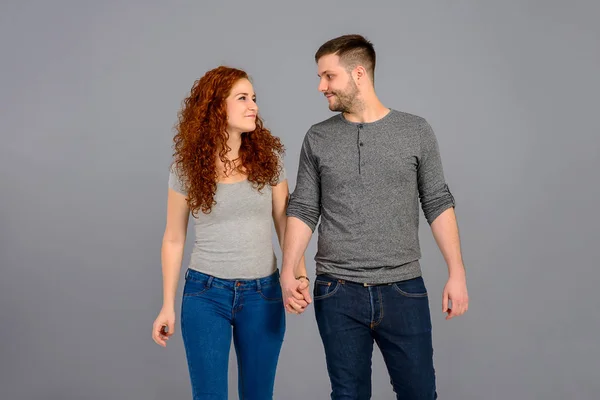 Jovem casal agradável no estúdio — Fotografia de Stock