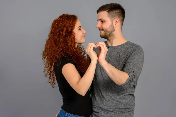 Mooi jong koppel in de studio — Stockfoto