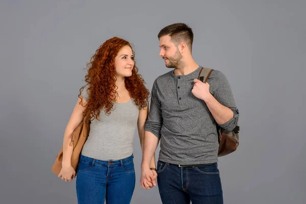 Jovem casal agradável no estúdio — Fotografia de Stock