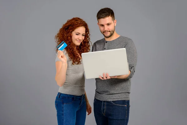 Jovem casal agradável no estúdio — Fotografia de Stock