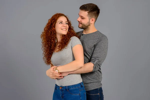 Jovem casal agradável no estúdio — Fotografia de Stock