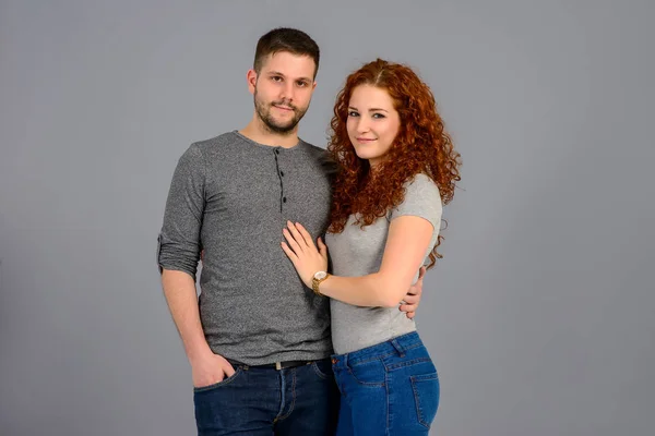 Jovem casal agradável no estúdio — Fotografia de Stock