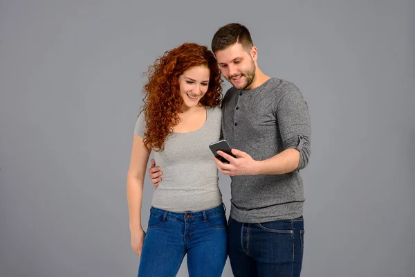 Jovem casal agradável no estúdio — Fotografia de Stock