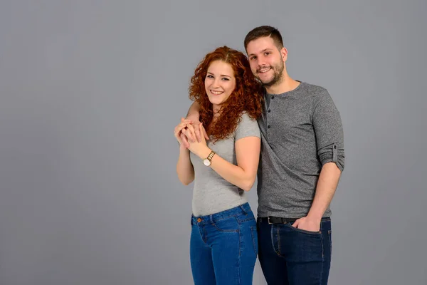 Jovem casal agradável no estúdio — Fotografia de Stock