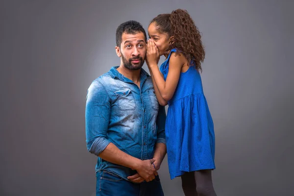 Jovem pai negro com sua filha adolescente — Fotografia de Stock