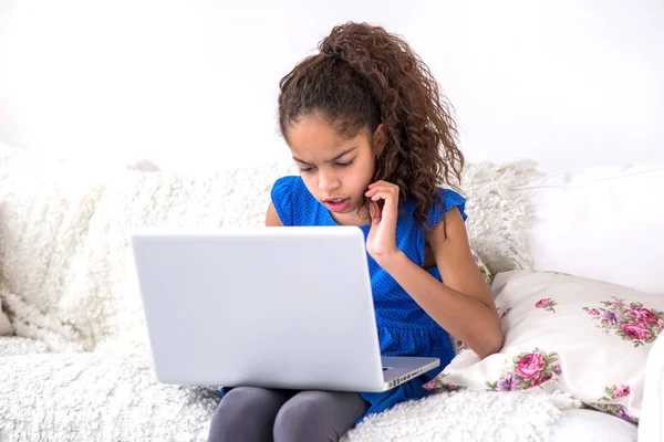 坐在沙发上用笔记本电脑的黑人少女 — 图库照片