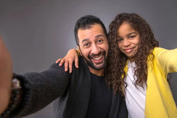 Schwarzer Vater macht Selfies mit Tochter — Stockfoto