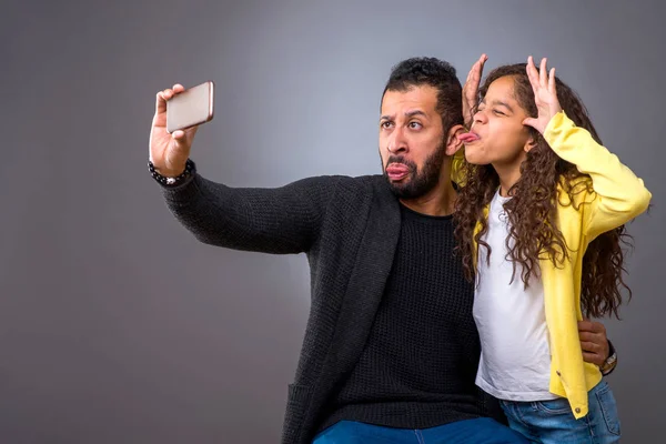 Zwarte vader selfie met zijn dochter — Stockfoto
