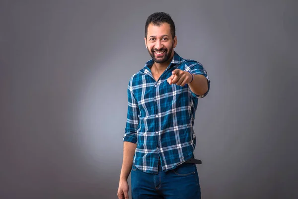 Joven hombre negro señalando —  Fotos de Stock