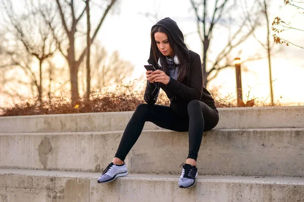 Mujer joven sentada en las escaleras — Foto de Stock