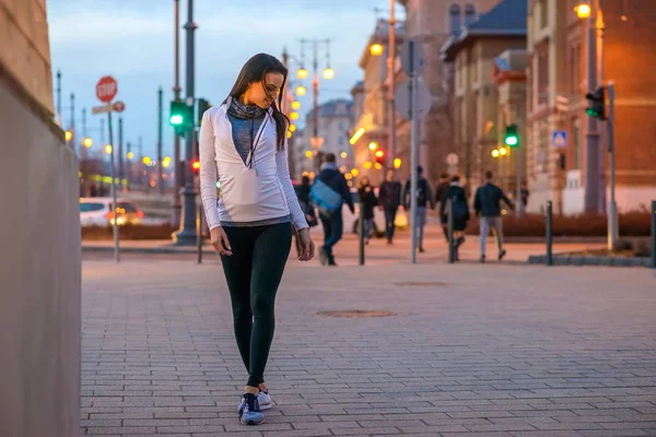 Jeune femme dans la rue — Photo