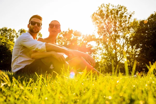 Kedves fiatal pár a parkban. — Stock Fotó