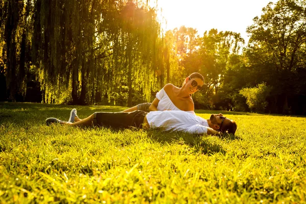 Jovem casal agradável no parque — Fotografia de Stock