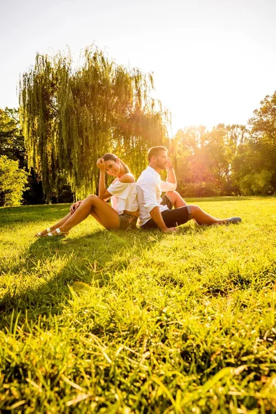 Jovem casal agradável no parque — Fotografia de Stock