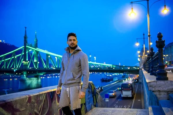 Jeune sportif au bord de la rivière — Photo