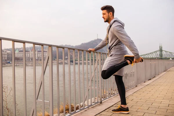 Jonge man die zich uitstrekt — Stockfoto