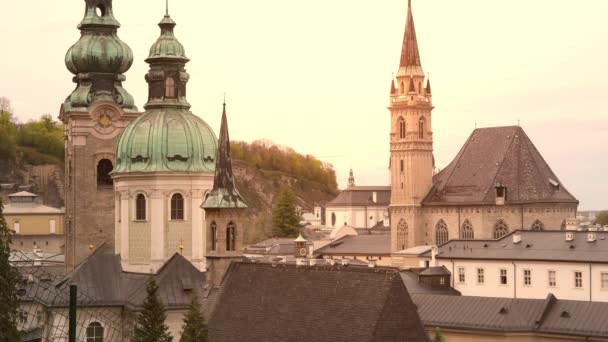 Πύργοι Του Καθεδρικού Ναού Μπαρόκ Σάλτσμπουργκ Στην Αυστρία — Αρχείο Βίντεο