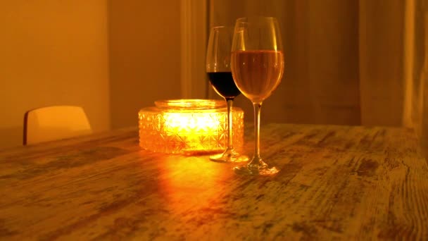 Κάψιμο Κεριών Και Δύο Ποτήρια Κρασί Στο Τραπέζι — Αρχείο Βίντεο