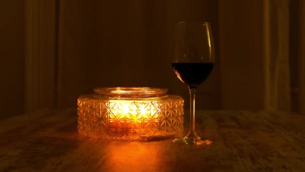桌上放着一堆正在燃烧的蜡烛和一杯红酒 — 图库视频影像