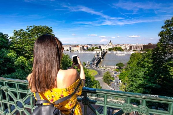 Una joven tomando fotos de Budapest — Foto de Stock