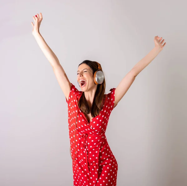 Une femme qui écoute de la musique et danse — Photo