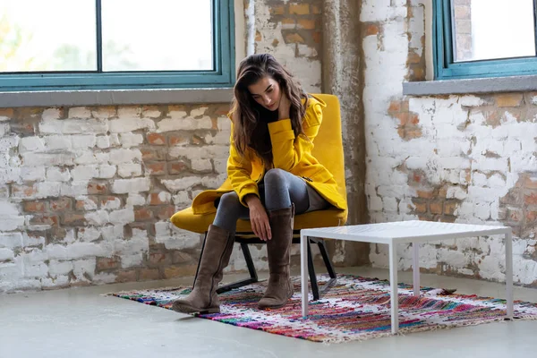 Portret van een mooie jonge vrouw in een winterjas — Stockfoto