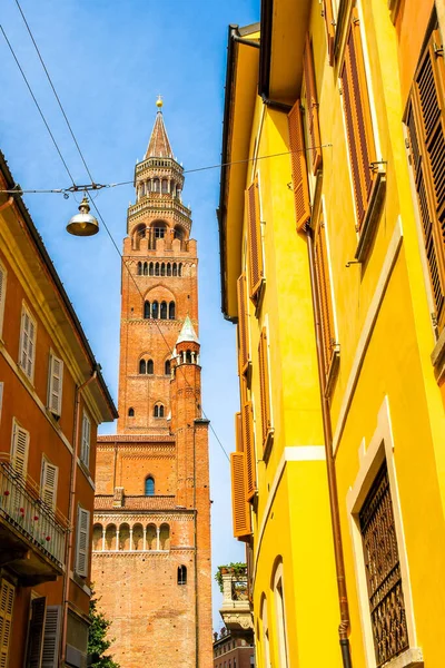 A torre de sino Torrazzo com edifícios antigos — Fotografia de Stock