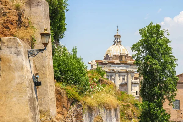 En historisk kyrka i Rom, Italien — Stockfoto