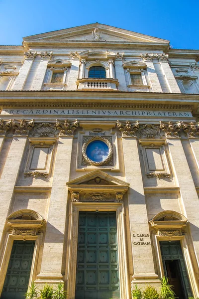 En historisk kyrka i Rom, Italien — Stockfoto