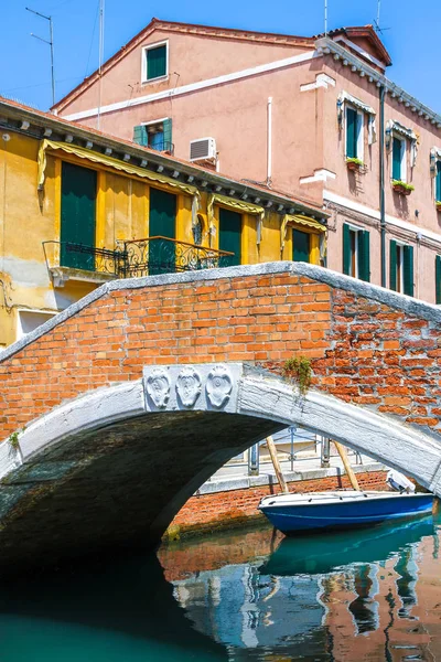 View on the historic architecture and the canal — Stock Photo, Image