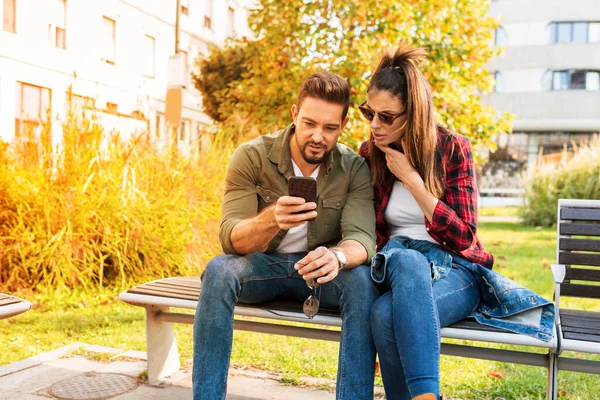 Una coppia che ha difficoltà a capire il contenuto di uno smartphone . — Foto Stock