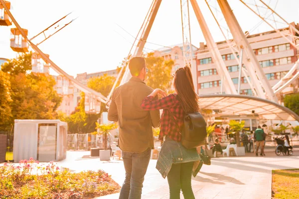 Ein reisendes Paar blickt auf ein Riesenrad — Stockfoto