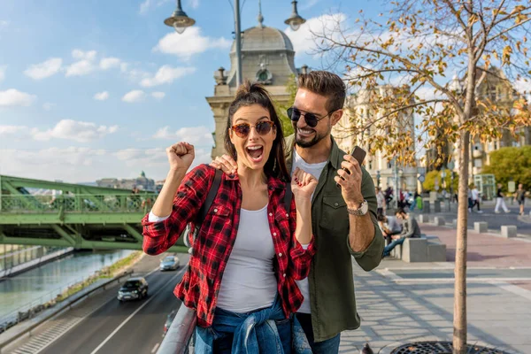 Ett resande par som är lyckliga i staden. — Stockfoto