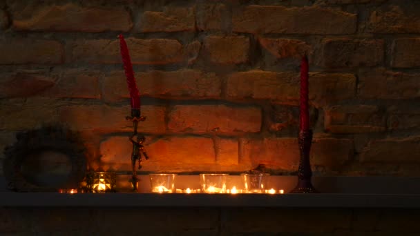 Dekorativer Kamin Mit Kerzen Auf Hintergrund — Stockvideo