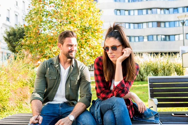 Una pareja molesta en un banco del parque —  Fotos de Stock